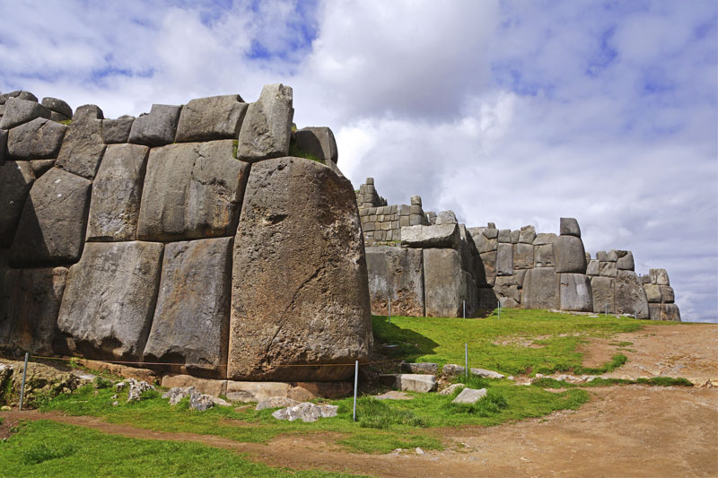 Megalithic constructions of Sacsayhuamán Sacsayhuaman cyclopean stones