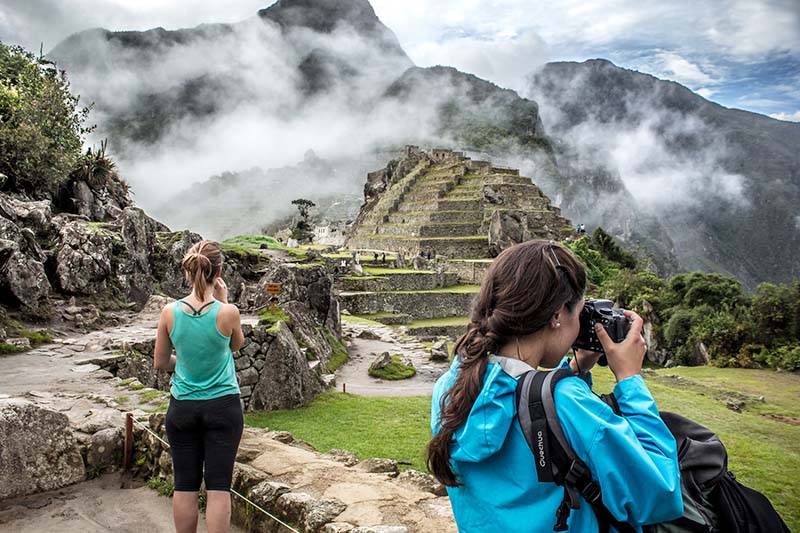 Recorrido de la Ciudadela Inca Tourists touring Machu Picchu's interior