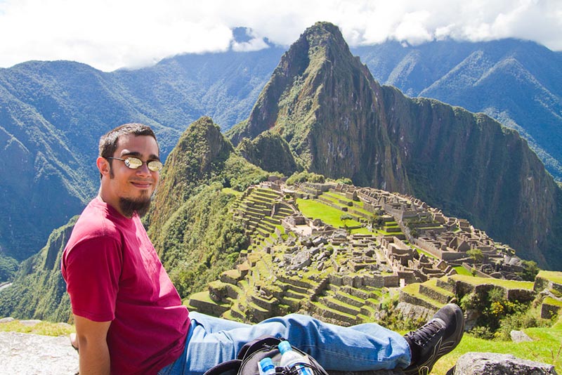 Machu Picchu Turista en Machu Picchu sentado