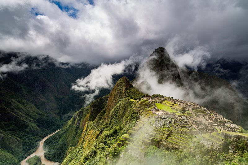 Machu Picchu en temporada de lluvias Machu Picchu cubierta de nubes y niebla en la temporada de lluvias
