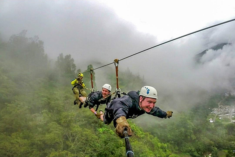 Zipline en Santa Teresa Tourists ziplining or ziplining in Santa Teresa on their way to Machu Picchu