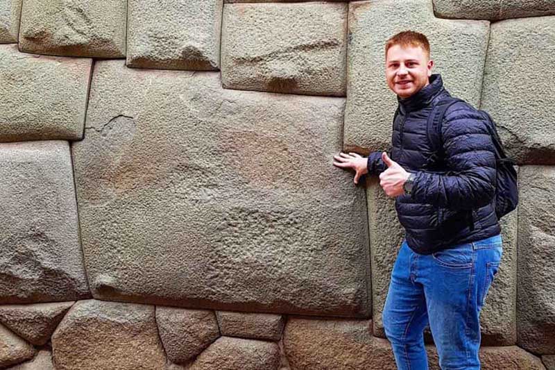 Cost of visiting the stone of 12 angles Tourist looking at the stone of 12 angles
