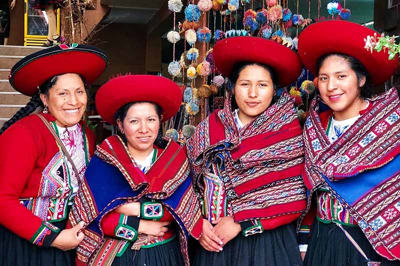 Pueblo de Chinchero Pobladores de Chinchero con sus prenda tipicas