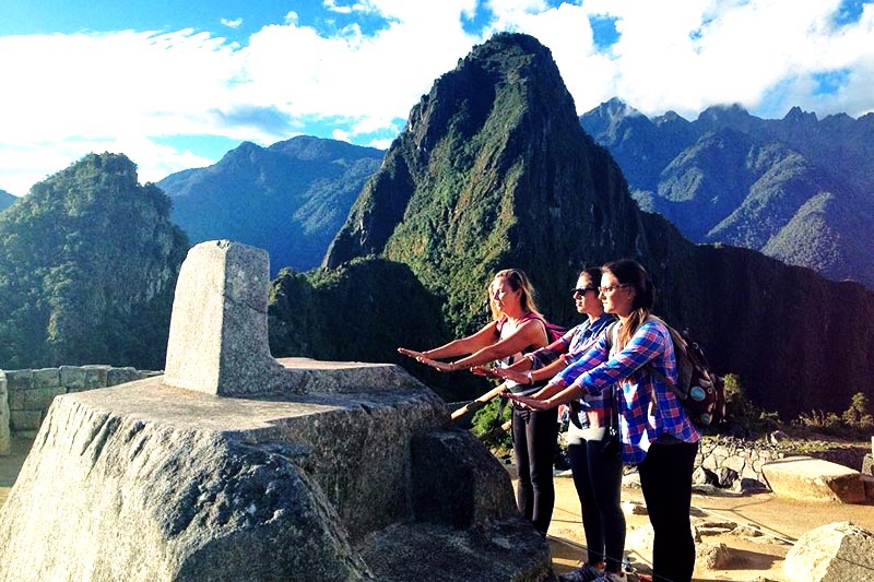 Energía de Machu Picchu People feeling the energy of Machu Picchu