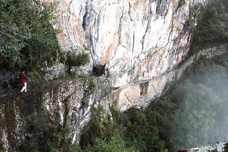 Caminata al Puente Inca The Inca bridge at Machu Picchu