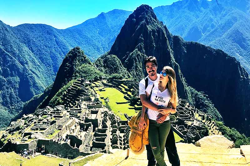 Luna de miel en Machu Picchu Pareja de esposos pasando su luna de miel en Machu Picchu
