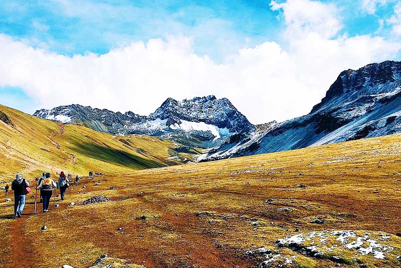 Walk to the Mountain of the 7 Colors Tourists doing the trek to the Mountain of the 7 colors