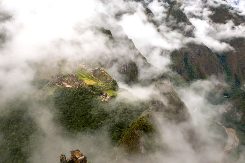Vista a Machu Picchu desde el Huayna Picchu un dia con mucha neblina
