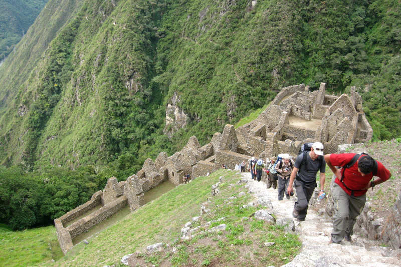 Tourists hiking the Inca Trail to Machu Picchu - Wiñay Wayna