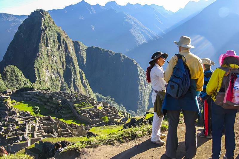 Guide to the Inca citadel Machu Picchu