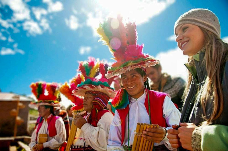 Turista disfrutando de las fiestas en la comunidad de Willoq