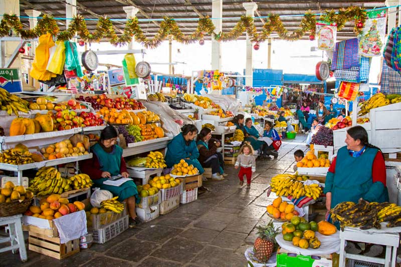 Workers at the San Pedro market